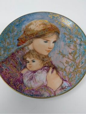 Edna Hibel Mothers Day Plate 1986